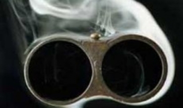 Evîndarekê dîn evîna xwe û bavê wê bi çivtê di kuje